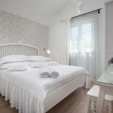 Luxury Atrium In Tucepi, Heated Pool Vila