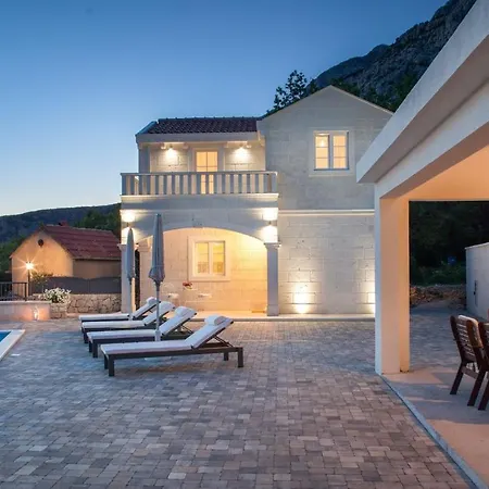 Luxury Atrium In Tucepi, Heated Pool *